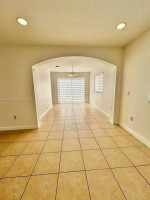 Spacious living and family rooms, formal dinning area, zebra blinds