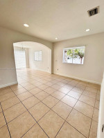 Spacious living and family rooms, formal dinning area, zebra blinds