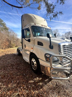 2018 Freightliner 113 Day Cab in excellent condition with Detroit DD13 engine, available for sale.