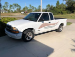 2000 Chevrolet S-10 LS 4WD in great condition with minor scratches, fresh suspension and brakes, parked outdoors.