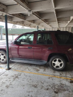06 Chevrolet Trailblazer parked in covered area, featuring a 6-cylinder engine and a straight frame.